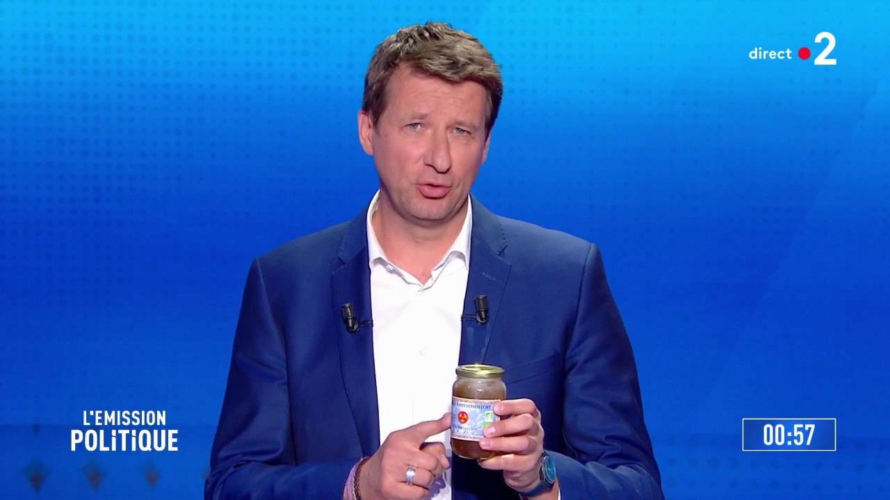 Yannick Jadot (Europe Écologie-Les Verts) présente un pot de miel pour "redonner vie" aux terroirs et "arrêter de subventionner un modèle agricole dévastateur"