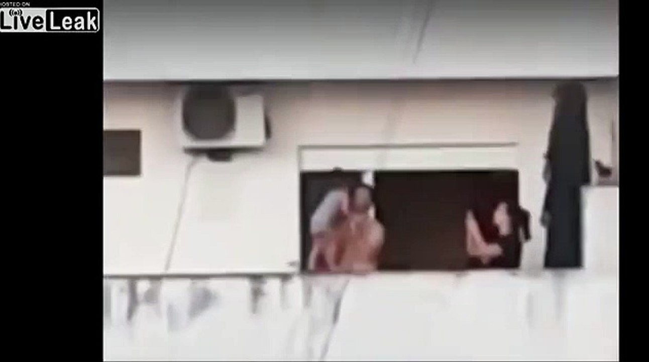 Inconscients ils font marcher leur bébé sur le rebord du balcon au 7e étage !