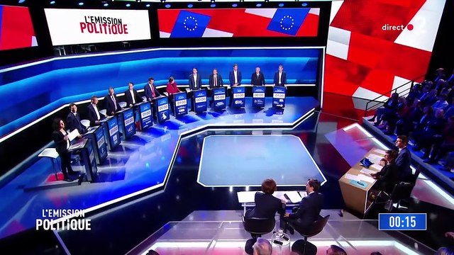 Menottes, passoire, gilet de sauvetage... Les candidats aux européennes ne sont pas venus les mains vides sur le plateau de France 2