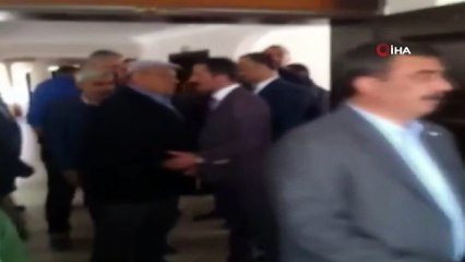 Belediye Başkanı makam kapısını söktürdü