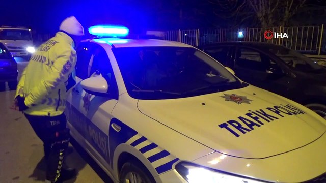 Elektrik direğine çarpan lüks otomobilde maddi hasar oluştu