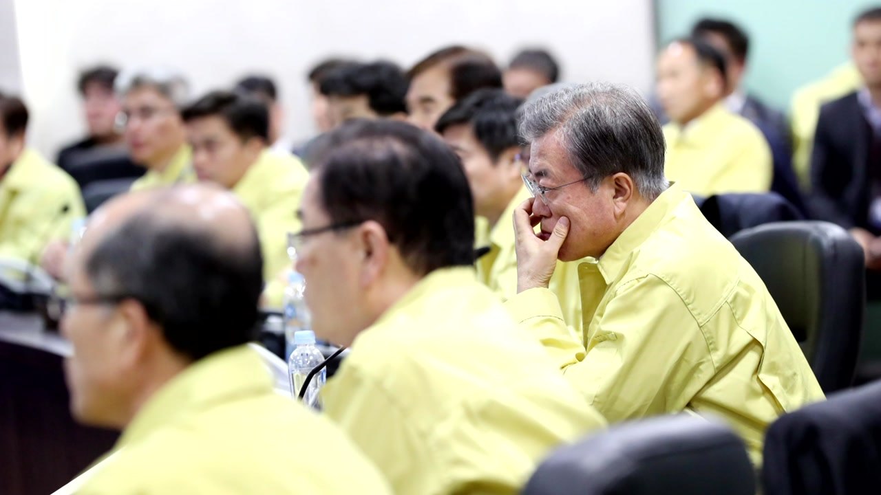문 대통령 "날 밝는 대로 헬기 동원 산불 진화" 지시 / YTN