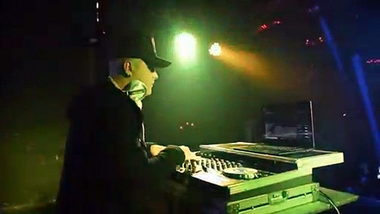 CONTRA LA PARED - J BALVIN ✘  DJ ALEX ✘ CIRO DEEJAY [FIESTERO REMIX]