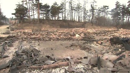 화마에 휩쓸린 드라마 세트장...폭삭 주저 앉은 건물 / YTN