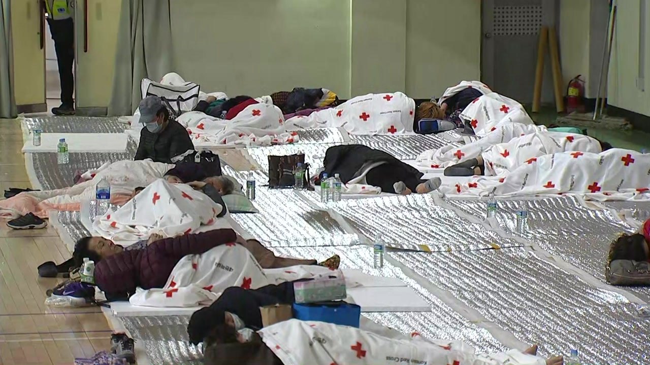 산불 피해 체육관·학교로...대피소 상황 / YTN