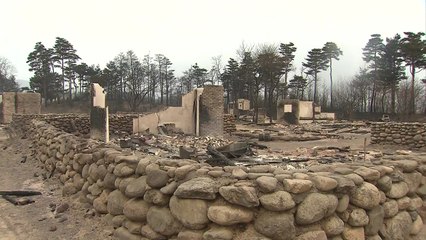 화마에 휩쓸린 드라마 세트장...폭삭 주저 앉은 건물 / YTN