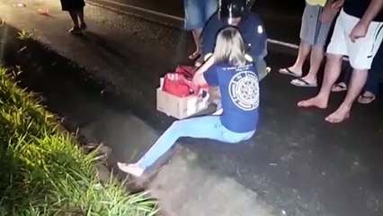 Tải video: Ao desviar de cachorro, mulher capota o carro na PRc-467