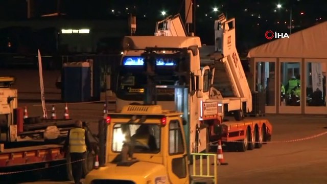 Atatürk Havalimanı'nda büyük taşınma başladı. Havalimanı apronunda yüklenen araçlar 03.00 itibariyle İstanbul Havalimanı'na doğru yola çıktı.