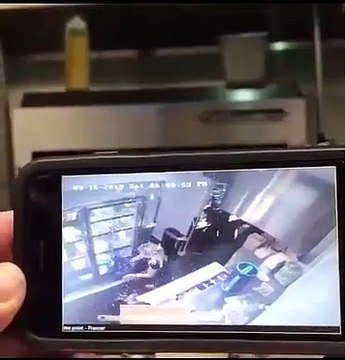 Quand une employée d'un restaurant fait tomber un pot de sauce par terre !