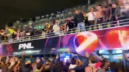 Tải video: PNL défile sur un bus sur les Champs Elysées à Paris comme les Bleus