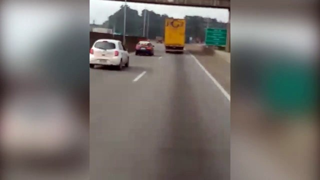 PRF recupera reboque de carreta e carga roubados e prende dois envolvidos; vídeo mostra ação