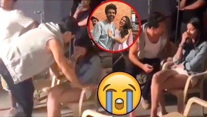 Télécharger la video: Ananya Panday CRYING For Kartik Aaryan As He DUMP Her For Sara Ali Khan - Student of the year 2  shoot Tiger Shroff