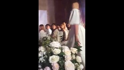 Ngừoi yêu cũ bắt tay chú rể khi đang làm lễ trong hôn trường