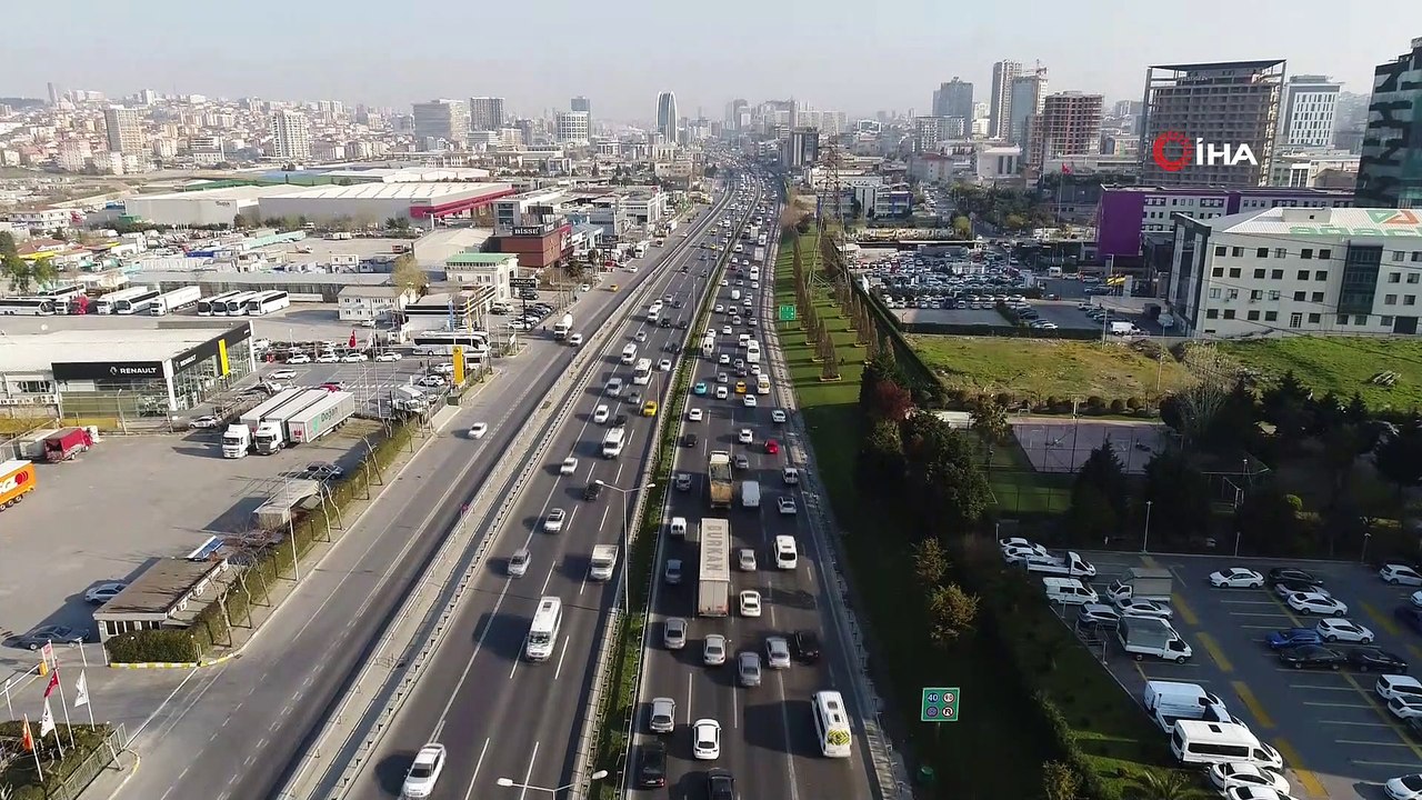 İstanbul Havalimanı’na ‘Büyük Göç’te trafiğe takılan tırlar havadan görüntüledi