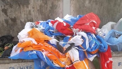 Siyasi Parti Bayraklarıyla Türk Bayrakları Çöpe Atıldı