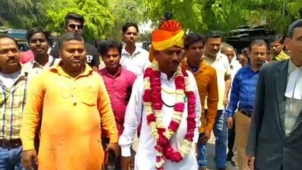 लोकसभा चुनाव 2019: दूल्हा बनकर नामांकन करने पहुंचा प्रत्याशी, कही ये बातें