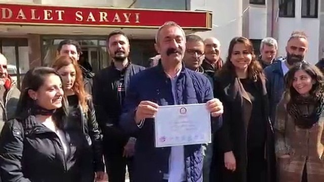 Fatih Mehmet Maçoğlu mazbatasını aldı.