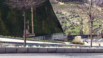 Kara yoluna dev kayalar düştü - MARDİN