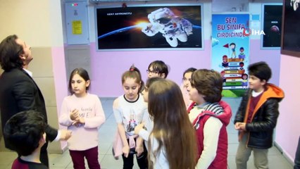 Bu okulda öğrenciler gezerken de öğreniyor