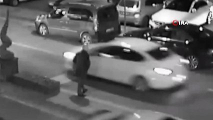 Otomobillerden hırsızlık yapan ikili kıskıvrak yakalandı...Hırsızlar kamerada