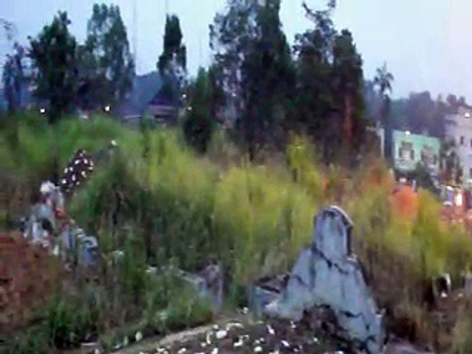 Ziarah Makam Leluhur Di Taman Pemakaman Tionghoa Pall 7 - Jambi