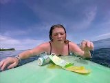 Une surfeuse au milieu des déchets en plastique (Bali)