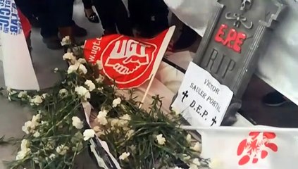 Protestas de sindicatos ante la junta de accionistas de Caixabank en Valencia