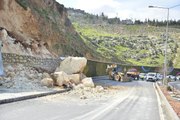 Mardin'de Evlerin Duvarı Yıkıldı, Dağdan Kaya Parçaları Koptu