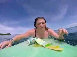 Cette surfeuse est au milieu des déchets en plastique (Bali)