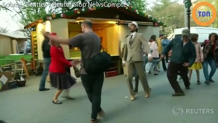 Pour le 1er Avril, ces gens ont marché dans les rues avec une démarche complètement loufoque !