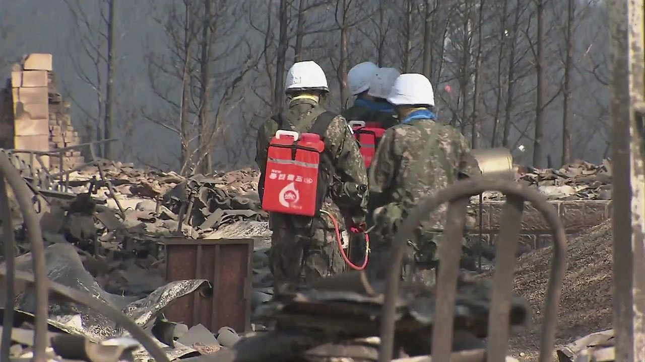 軍, 산불 진화 총력 지원...장비·병력 대거 투입 / YTN