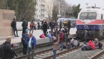 Refugiados bloquean vías de tren en Atenas y exigen llegar a la frontera