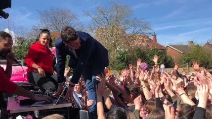Vinz et Lara de NRJ a l’ecole Saint-Joseph de Chimay