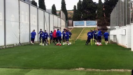 Entrenamiento Valencia CF: Lluvia antes de viajar a Vallecas