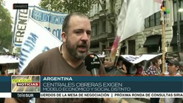 Miles de argentinos protestan contra los tarifazos y despidos masivos