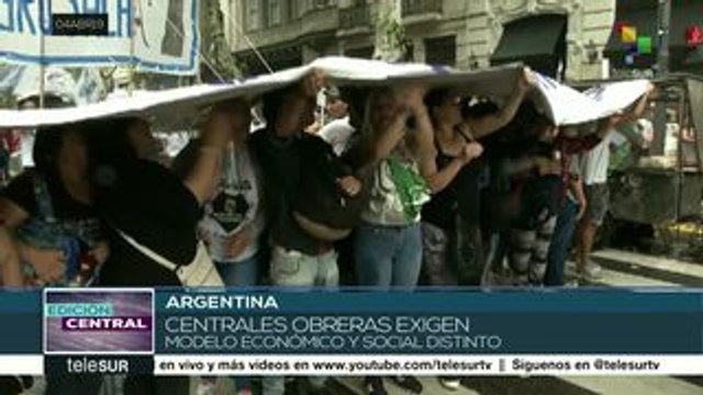 Miles de argentinos protestan contra tarifazos y despidos masivos