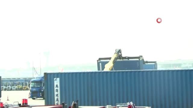 Atatürk Havalimanı'nda Tırlar Yeniden Yüklenmeye Başladı