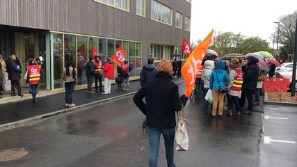 Manifestation devant le CMS, contre la réorganisation d’une direction de l’action sociale départementale