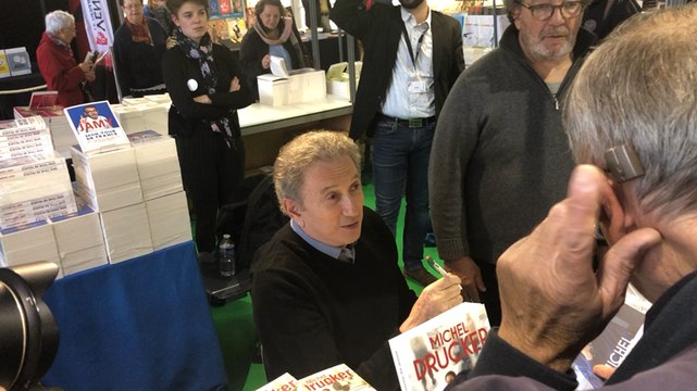 Au Printemps du livre, Michel Drucker passe du temps avec les lecteurs