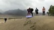 Surf sur une dune de sable : elle s'explose le visage sur le sol !