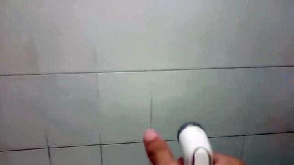 Il joue la musique de mission impossible avec un le jet de la douche sur les carreaux !