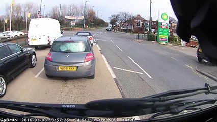Ce conducteur croise un véhicule étonnant dans ce carrefour