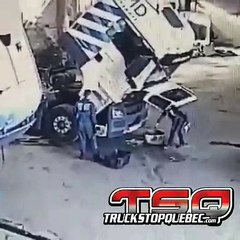 La cabine de ce camion tombe sur un garagiste !