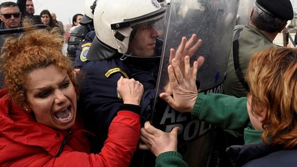 En Grèce, des centaines de migrants tentent de traverser la frontière