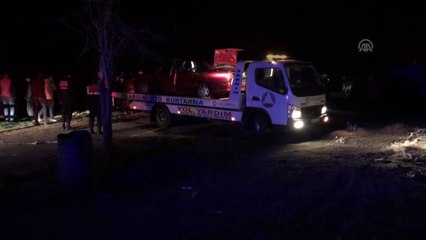 Uşak'ta otomobil gölete devrildi: 1 kişi kayıp