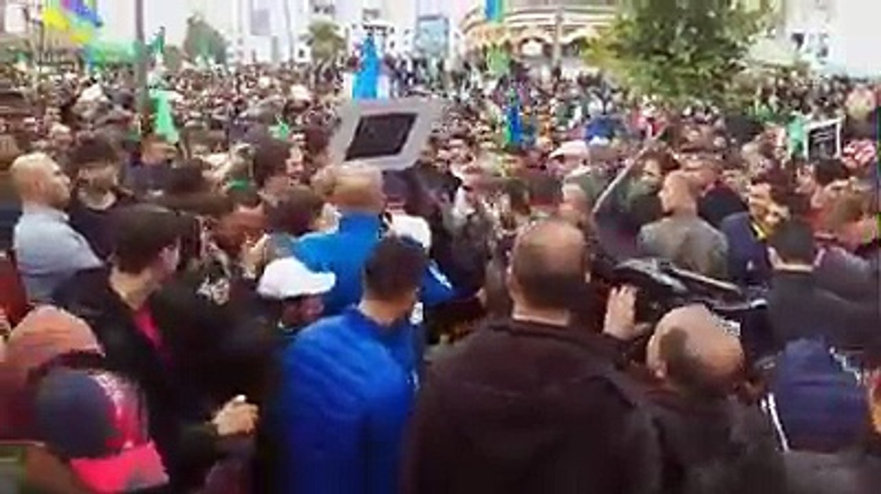 Saïd Saadi chassé par les manifestants à Béjaïa
