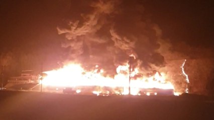 건축자재 공장 큰 불...인근 한때 정전 / YTN