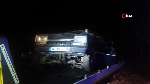 Yakıtı biten araçlarını iten baba ve oğluna seyir halindeki başka bir araç çarptı: 2 yaralı