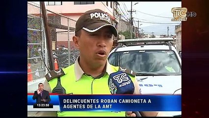 Delincuentes roban camioneta de agentes de tránsito