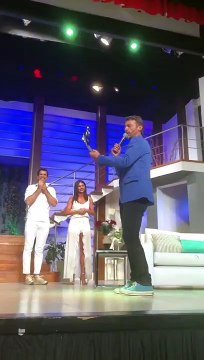 Pedro entregando los premios Carlos en Locos por Luisa - 05 de Febrero